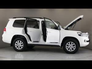 Toyota Land Cruiser 200 4.5D-4D V8 VX-R - Image 30
