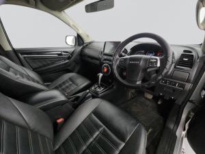 Isuzu MU-X 3.0D automatic - Image 8