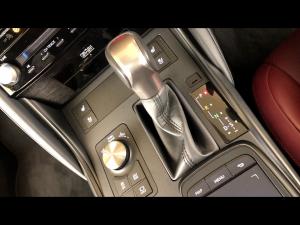 Lexus IS 300h SE - Image 15