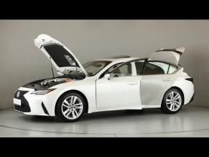 Lexus IS 300h SE - Image 27