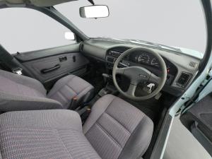 Toyota Corolla 160i GL automatic - Image 9
