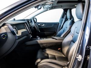 Volvo XC60 B5 AWD Plus Dark - Image 11