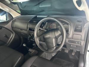 Isuzu D-Max Gen 6 250 single cab Fleetside safety - Image 8