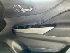Nissan Navara 2.5DDTi double cab SE Plus auto - Image 9