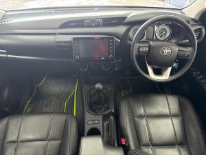 Toyota Hilux 2.4GD-6 double cab 4x4 Raider manual - Image 6