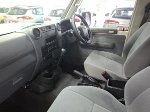 Toyota Land Cruiser 79 4.5D-4D LX V8 single cab - Image 7