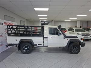 Toyota Land Cruiser 79 4.5D-4D LX V8 single cab - Image 3
