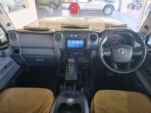 Toyota Land Cruiser 79 2.8GD-6 double cab auto - Image 6