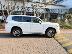 Toyota Land Cruiser 300 3.5T ZX - Image 3
