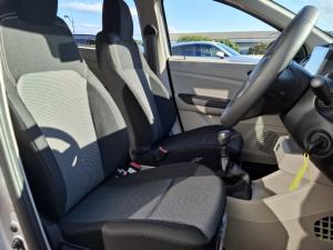 Renault Triber 1.0 Evolution - Image 9
