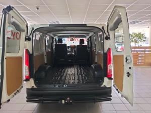 Toyota Quantum 2.8 LWB panel van manual - Image 17