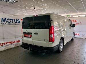 Toyota Quantum 2.8 LWB panel van manual - Image 2