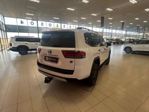 Toyota Land Cruiser 300 3.3D GR-Sport - Image 2