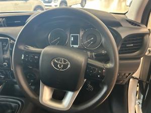 Toyota Hilux 2.4GD-6 double cab 4x4 Raider manual - Image 8