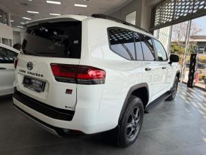 Toyota Land Cruiser 300 3.5T HEV ZX - Image 3