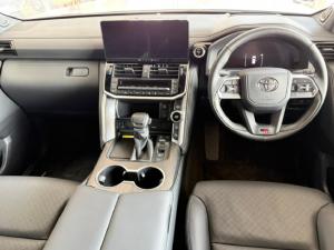 Toyota Land Cruiser 300 3.5T HEV ZX - Image 7