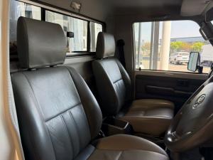 Toyota Land Cruiser 79 4.5D-4D LX V8 single cab - Image 8