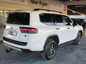 Toyota Land Cruiser 300 3.3D GR-Sport - Image 2