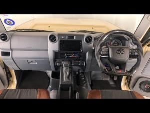 Toyota Land Cruiser 79 2.8GD-6 double cab auto - Image 6