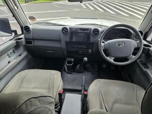 Toyota Land Cruiser 79 4.5D-4D V8 double cab LX 70th Anniversary - Image 6