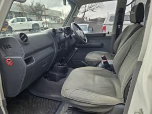 Toyota Land Cruiser 79 4.5D-4D V8 double cab LX 70th Anniversary - Image 7
