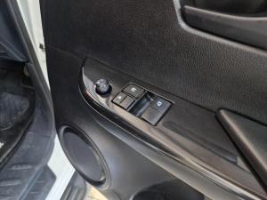 Toyota Hilux 2.4GD-6 single cab Raider manual - Image 12