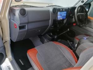 Toyota Land Cruiser 76 2.8GD-6 station wagon LX manual - Image 19