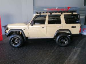 Toyota Land Cruiser 76 2.8GD-6 station wagon LX manual - Image 2