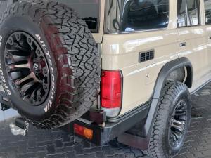 Toyota Land Cruiser 76 2.8GD-6 station wagon LX manual - Image 9