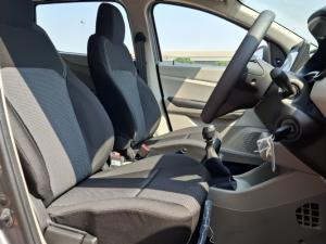 Renault Triber 1.0 Evolution - Image 9