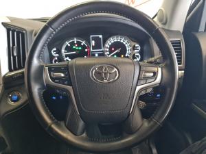 Toyota Land Cruiser 200 4.5D-4D V8 VX-R - Image 8