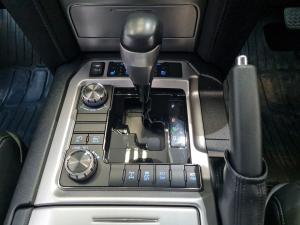 Toyota Land Cruiser 200 4.5D-4D V8 VX-R - Image 12