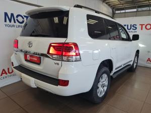 Toyota Land Cruiser 200 4.5D-4D V8 VX-R - Image 2