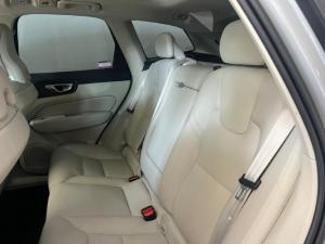 Volvo XC60 B5 AWD Plus Dark - Image 9