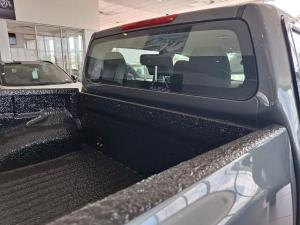 Nissan Navara 2.5DDTi double cab SE Plus auto - Image 6