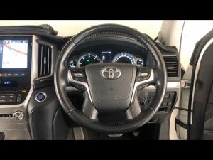 Toyota Land Cruiser 200 4.5D-4D V8 VX-R - Image 8