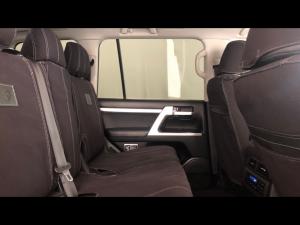 Toyota Land Cruiser 200 4.5D-4D V8 VX-R - Image 12