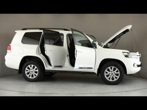 Toyota Land Cruiser 200 4.5D-4D V8 VX-R - Image 30