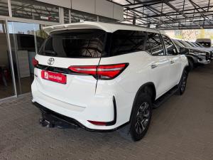 Toyota Fortuner 2.4GD-6 manual - Image 2