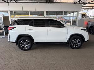 Toyota Fortuner 2.4GD-6 manual - Image 3