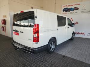 Toyota Quantum 2.8 LWB crew cab auto - Image 2