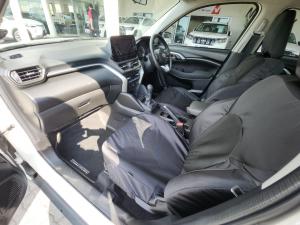 Toyota Urban Cruiser 1.5 XR manual - Image 7
