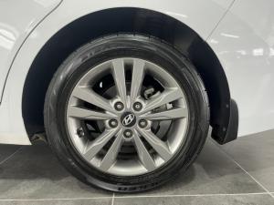 Hyundai Elantra 1.6 Executive - Image 8