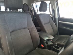 Toyota Hilux 2.4GD-6 double cab Raider manual - Image 15
