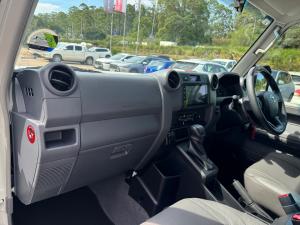 Toyota Land Cruiser 76 2.8GD-6 station wagon VX - Image 7