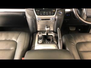 Toyota Land Cruiser 200 4.5D-4D V8 VX-R - Image 15
