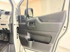 Toyota Quantum 2.8 LWB panel van manual - Image 12