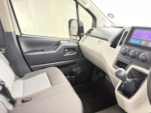Toyota Quantum 2.8 LWB panel van manual - Image 19