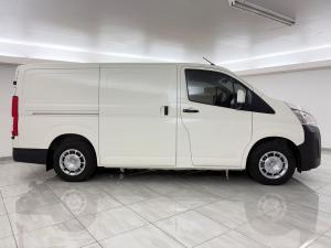 Toyota Quantum 2.8 LWB panel van manual - Image 9