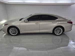 Lexus ES 300h SE - Image 10